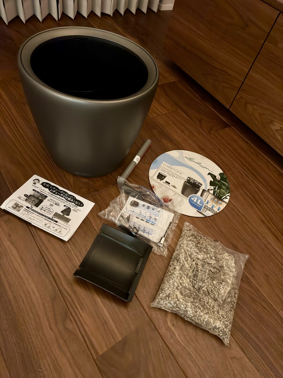 LECHUZAの付属品一式（自動給水システム・専用培養土・水位計・取扱説明書）