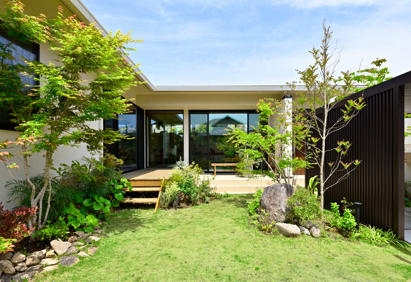 住友林業の緑あふれる中庭が中心の平屋実例