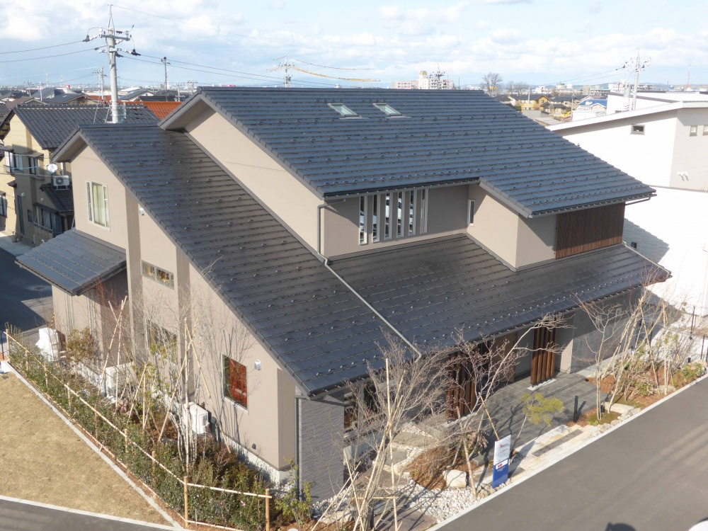 防災瓦スーパートライ110を葺いた瓦屋根の住宅